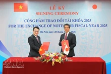 Le vice-ministre des Finances, Tran Quoc Phuong, représentant le gouvernement vietnamien (gauche), et l'ambassadeur du Japon au Vietnam, Ito Naoki, représentant le gouvernement japonais, ont signé le document. Photo : VNA