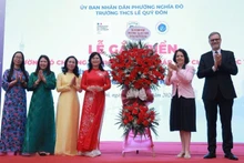 L’ambassadeur de France au Vietnam, Olivier Brochet, et la directrice générale de l’Agence pour l’enseignement français à l’étranger, Claudia Scherer-Effosse, félicitent le collège Le Quy Don pour l’obtention du label « établissement proposant un enseignement du français conforme aux standards internationaux ». Photo: NDEL