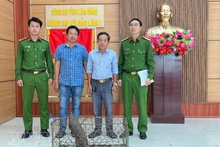 Doan Hong Hai (troisième à partir de gauche) remet un pangolin rare aux autorités de la commune de Bao Lam 1. Photo : VNA.