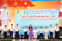 L'Union des femmes de la province de Khanh Hoa a octroyé des bourses d'études aux enfants des officiers et soldats en poste dans la zone spéciale de Truong Sa. Photo : VNA.