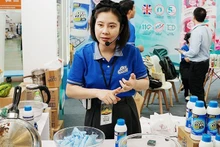 Une séance de livestream de présentation de produits. Photo : NAM ANH.