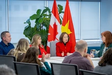 Le Bureau commercial du Vietnam au Canada a travaillé avec des experts et des représentants locaux du projet « Villes vietnamiennes résilientes face au changement climatique » (VNCRM), au siège de la Fédération canadienne des municipalités (FCM). Photo : Congthuong.