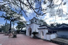 Le temple Bach Ma, situé sur un site d’environ 5.000 m² au hameau de Tân Ha, commune de Kim Bảng, est dédié au culte de Phan Da, un général talentueux de l’époque des Lê postérieurs.