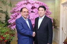 Le président Luong Cuong (à droite) et l’ancien secrétaire général du Parti, Nông Duc Manh, Nông Duc Manh. Photo : VNA