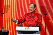 Le Premier ministre malaisien Anwar Ibrahim prend la parole lors d'un événement à Kuala Lumpur. (Photo : XINHUA/VNA)