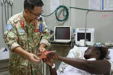 Un Têt vietnamien chaleureux à Bentiu : des « enveloppes rouges » qui diffusent l’amour et le partage