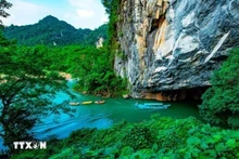 Le paysage devant la grotte de Phong Nha, au parc national de Phong Nha-Ke Bang, au Centre du Vietnam. Photo : VNA.