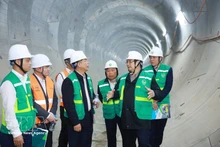 Dans la matinée du 22 février, correspondant au sixième jour de l’Année lunaire du Cheval 2026, le Premier ministre Pham Minh Chinh a effectué une inspection sur le chantier du chemin de fer urbain de Hanoï. Photo : VNA.