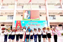 La petite CiCi (deuxième à partir de la gauche) a brillamment obtenu le titre d’élève excellente en classe de première année au Vietnam. Photo : fournie par la personne concernée.