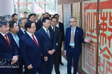Le Premier ministre Pham Minh Chinh visite une exposition sur Han-Nom (écriture chinoise et démotique sino-vietnamienne) à l'Académie des sciences sociales du Vietnam. Photo : VNA.