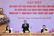 Le Premier ministre Pham Minh Chinh lors de la rencontre avec des scientifiques médicaux éminents et les directeurs d’hôpitaux centraux, à l’occasion du 71ᵉ anniversaire de la Journée nationale des médecins vietnamiens (27 février). Photo : NDEL.