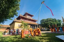 À Huê, le Têt est intimement lié aux rituels de la cour, dont le plus emblématique est la cérémonie du Thuong Tieu, marquant l’érection du mât du Nouvel An dans la Cité impériale. Photo : NDEL.