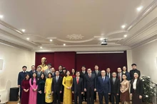 Les personnels des deux ambassades du Vietnam et du Laos en France. Photo: VNA