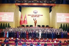 Le XIVe Comité central du Parti communiste du Vietnam présenté au congrès. Photo : VNA.