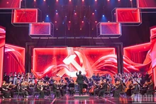 L’Orchestre symphonique Sun se produit lors du programme artistique spécial « Avancer résolument sous le glorieux drapeau du Parti »