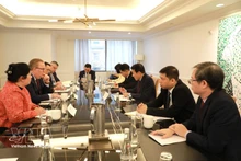 Le ministre vietnamien de la Sécurité publique rencontre un dirigeant d'Amazon à Washington. Photo : VNA.