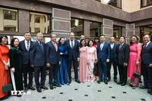 Des représentants de l'ambassade du Vietnam en Russie. Photo : VNA.