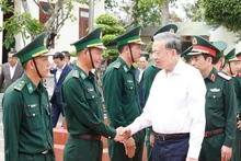 e secrétaire général du Parti Tô Lâm et des cadres et soldats du poste de garde-frontière d’Ea H’Leo, dans la province de Dak Lak. Photo : VNA.