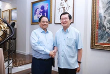 Le chef du gouvernement se rend visite auprès de l'ancien président Truong Tan Sang. Photo : VNA.