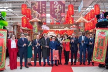 Le Premier ministre Pham Minh Chinh lors de son entretien téléphonique avec son homologue singapourien Lawrence Wong. Photo : MINH DUY.