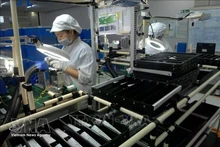 Chaîne de production d’équipements électroniques et de dispositifs d’éclairage pour automobiles et motocyclettes à la société Vietnam Stanley Electric Co., Ltd., à Hà Nội. Photo d’archives : VNA.