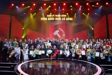 Le secrétaire général To Lam ainsi que le général d’armée Phan Van Giang, ministre de la Défense, remettent les prix A aux lauréats. Photo: VNA.