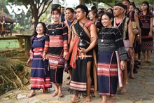 La mariée, le marié et les deux familles se rendent ensemble chez le marié, où la famille de ce dernier et sa mère les attendent pour accomplir des rites importants.