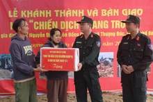 Le général de division Pham Hong Phuc (à droite), du commandement de la police mobile, félicite la famille de Nguyen Dinh, commune de Thuong Duc, pour leur nouvelle maison. Photo : VNA.