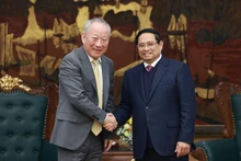 Le Premier ministre Pham Minh Chinh (droite) a reçu, le 9 janvier à Hanoï, Yan Jiehe, fondateur et président de China Pacific Construction Group. Photo : VNA