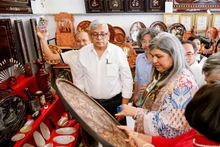 Des visiteurs internationaux découvrent avec enthousiasme et participent à des expériences au village artisanal de marqueterie de nacre de Chuyen My. Photo : Minh Loc