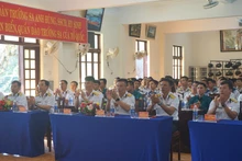 Les cadres, les soldats et les habitants de l’île de Truong Sa suivent en direct, à la télévision, la séance d’ouverture du XIVe Congrès du Parti.
