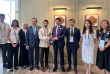 Le vice-ministre de la Culture, des Sports et du Tourisme Ho An Phong offre un souvenir à la délégation d’entreprises de l’USABC. (Photo : TITC)