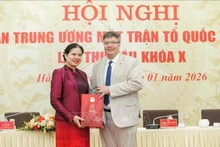 Le docteur Tran Hai Linh (droite), membre du Comité central du Front de la Patrie du Vietnam, président de l’Association des hommes d’affaires et des investissements Vietnam–République de Corée (Vietnam – Korea Businessmen & Investment Association – VKBIA) et président fondateur de l’Association des experts et intellectuels Vietnam–République de Corée. Photo : VNA.
