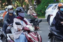 À Hô Chi Minh-Ville, une rare vague de froid surprend les habitants. Photo: NLĐ