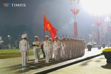 Sous le drapeau national, la place Ba Dinh au rythme du XIVe Congrès du Parti