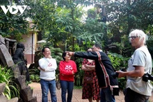 Les visiteurs découvrent avec enthousiasme la culture E De à Dak Lak. Photo : VOV.