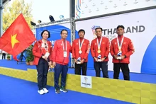 Vo Huynh Anh Khoa (deuxième, à droite) remporte la première médaille d'or pour le Vietnam aux 13es Jeux paralympiques de l'ASEAN. Photo : webthethao.vn