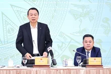 Le vice-ministre des Finances, Nguyen Duc Chi, répond aux questions des médias lors de la conférence de presse. Photo : VNA.