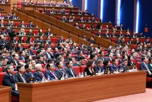 Le débat sur les projets de Documents du 14e Congrès national du Parti communiste du Vietnam. Photo : VNA.