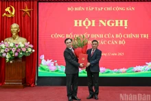 Le membre du Bureau politique et permanent du Secrétariat du Parti communiste du Vietnam (PCV), Tran Cam Tu, remet la décision du Bureau politique et offre des fleurs de félicitations au camarade Duong Trung Y. (Photo : DUY LINH)