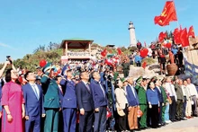 Les dirigeants de la province de Dak Lak, aux côtés des habitants et des touristes, participent à la cérémonie de lever des couleurs pour accueillir la nouvelle année 2026 au cap Mui Dien. Photo : VNA.
