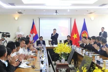 L’ambassadeur du Vietnam au Cambodge, Nguyên Minh Vu (centre) s'exprime lors de la clôture de la table ronde. Photo : VNA.