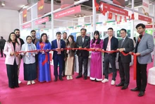 Bui Trung Thuong (4e à partir de la gauche), conseiller commercial de l'ambassade du Vietnam en Inde, et Rakesh Kumar (5e à partir de la droite), président de l’India Exposition Mart, coupent le ruban pour inaugurer le stand vietnamien. Photo : VNA.