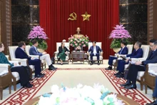 Le membre du Bureau politique et secrétaire du Comité municipal du Parti de Hanoi, Nguyen Duy Ngoc, reçoit la vice-ambassadrice de Finlande au Vietnam, Riikka Seppala.