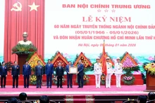 Le secrétaire général To Lam remet l’Ordre Ho Chi Minh à la Commission des affaires intérieures du Comité central du Parti. 