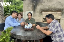 Les membres du Parti et la population de la province de Dak Lak contribuent aux avis sur les projets de documents soumis au XIVᵉ Congrès national du Parti via l’application VNeID. Photo : VOV.