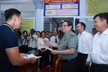 Le Premier ministre Pham Minh Chinh effectue une inspection du fonctionnement du modèle d’administration locale à deux niveaux à An Giang. Photo : VNA.