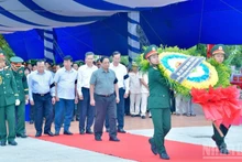 Le Premier ministre Pham Minh Chinh à la cérémonie d’hommage et d’inhumation des restes de soldats et d’experts vietnamiens tombés au Cambodge et sur le territoire national au cimetière de Dôc Ba Đac. Photo : VNA.