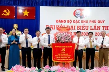 Le camarade Y Thanh Ha Niê Kđăm, membre du Comité central du Parti, secrétaire du Comité provincial du Parti de Lam Dong, remet un drapeau au Comité du Parti de la zone spéciale de Phu Quy. Photo : NDEL.