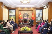 Le secrétaire du Comité provincial du Parti de Thanh Hoa, Nguyen Doan Anh, reçoit Mme Khamphao Ernthavanh, ambassadrice extraordinaire et plénipotentiaire de la République démocratique populaire du Laos au Vietnam, et sa délégation. Photo : KT.